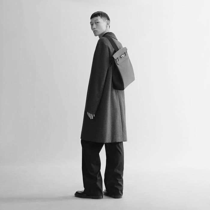 Étoupe Togo Hermès HAC à Dos GM worn on the back with its single shoulder strap