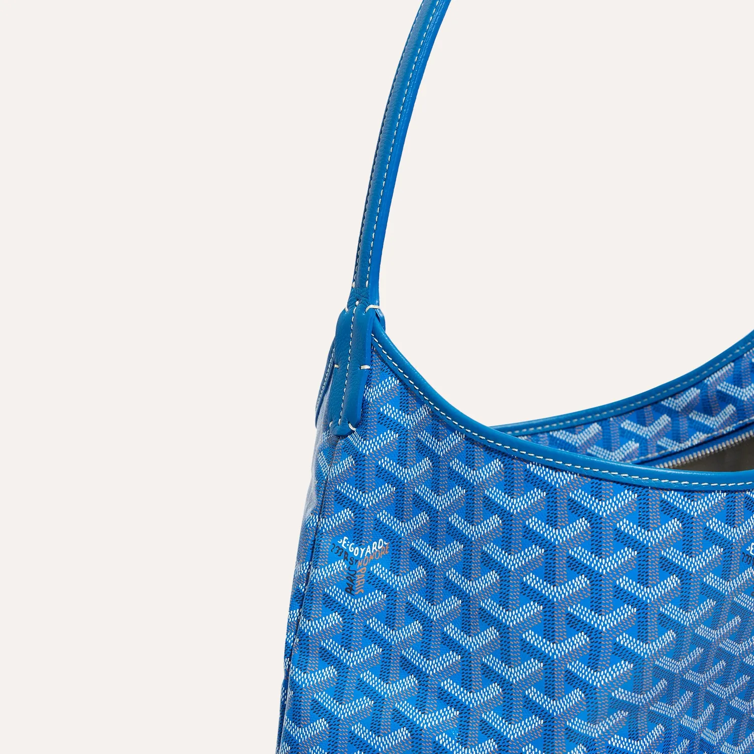 Bohème PM in Sky Blue, close view of the zip opening and leather handle.