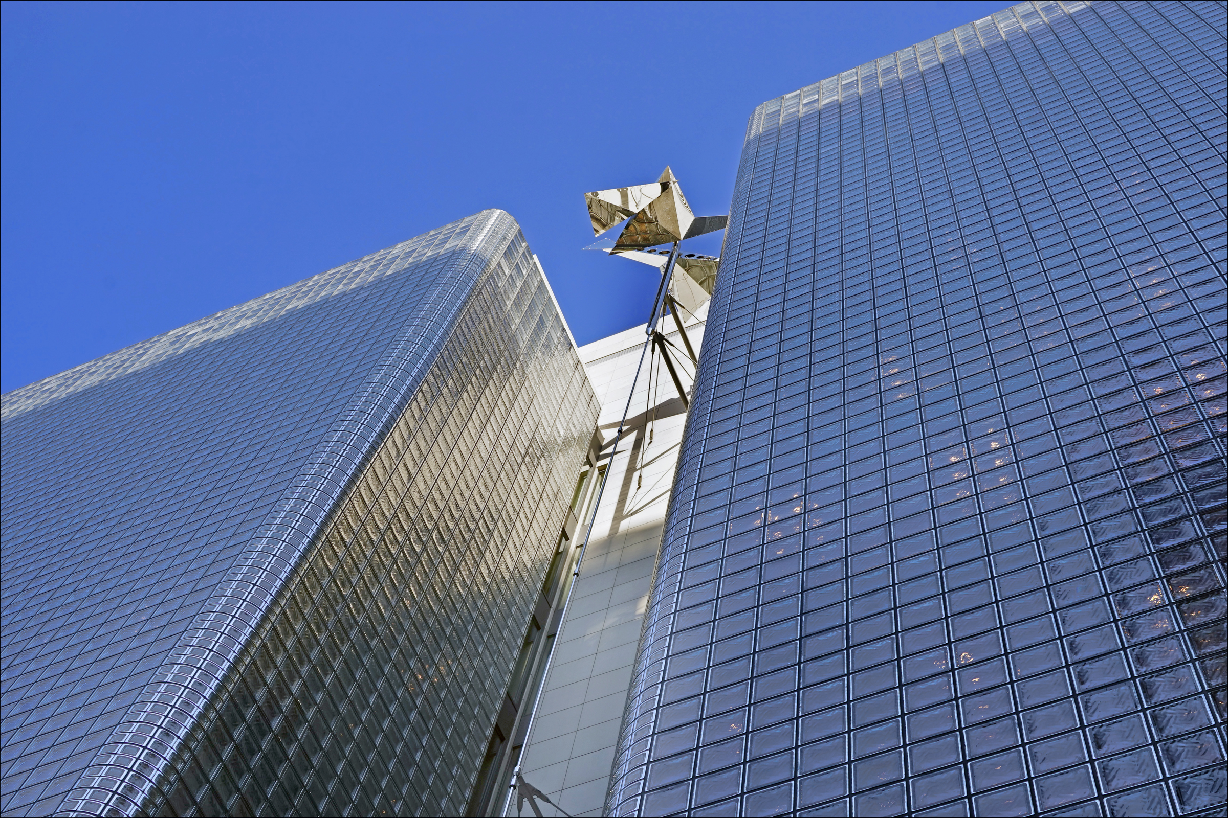 白天的銀座 Maison Hermès 玻璃磚建築外觀