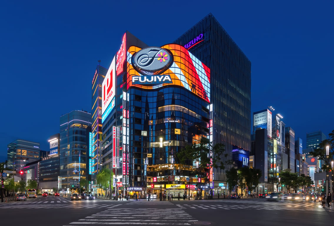 銀座晴海通與外堀通交叉口的夜景及 Fujiya 大樓