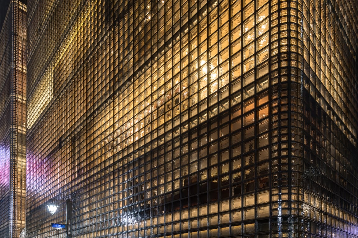 銀座 Maison Hermès 夜間玻璃磚外牆