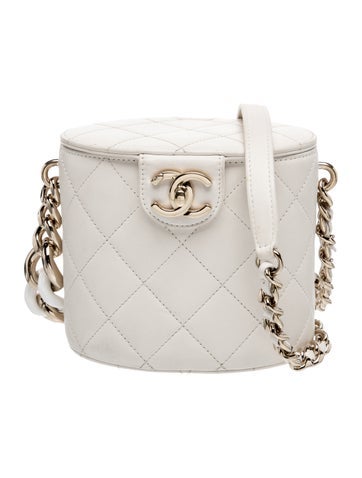 Elegant Chain Vanity Case