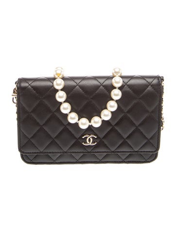 Classic Pearl Wallet on Chain