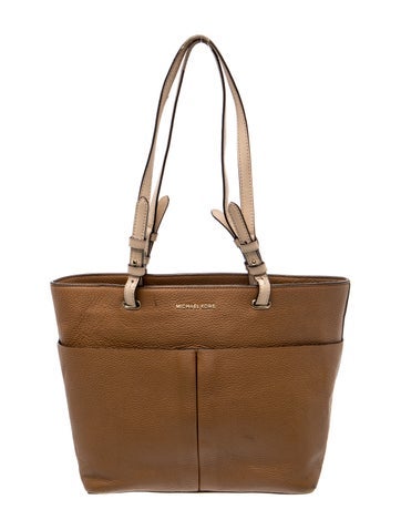 Signature Shoulder Bag